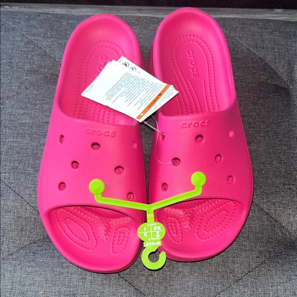 CROCS Women's Vibrant Pink Sandals - Picture 4 of 8